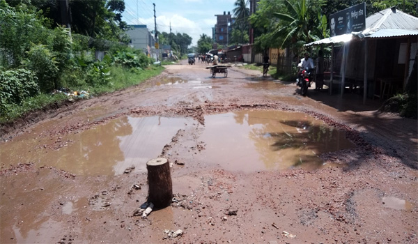 ফুলবাড়ীগেট-তেলিগাতী সড়কে খানা-খন্দে ভরা, প্রতিনিয়ত ঘটছে দুর্ঘটনা