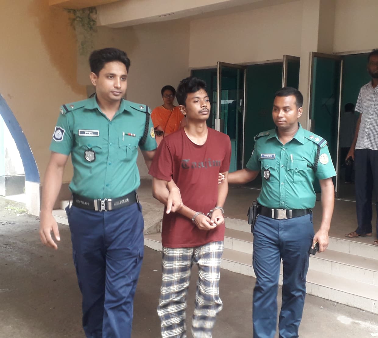 কলেজ ছাত্রী‌কে বি‌য়ের প্র‌লোভনে ধর্ষণ