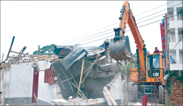 নগরীতে উচ্ছেদ অভিযানের প্রথম দিনেই গুড়িয়ে দেয়া হলো  ১০টি টিনসেড, একতলা ভবন ও বাউন্ডারী ওয়াল