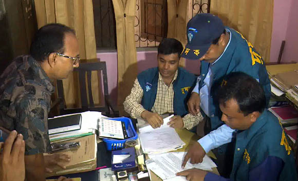 খুলনার ওষুধ তত্ত্বাবধায়কের কার্যালয়ে দুদকের অভিযান