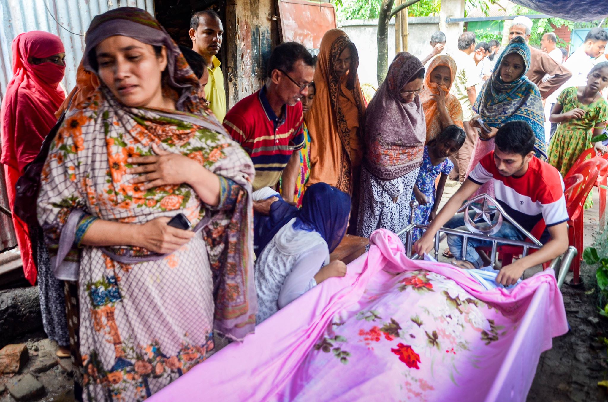 নগরীতে অতিরিক্ত মদপানে কলেজ ছাত্রের মৃত্যুঃ বেসরকারি একটি ক্লিনিকের চিকিৎসককে লাঞ্ছিত : আটক ২