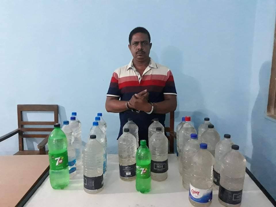 নগরীতে দেশী মদসহ আটক ১