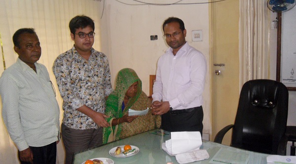 মোড়েলগঞ্জে সেই ১০৪ বছরের ছখিনা বেগমের দায়িত্ব নিলেন ইউএনও