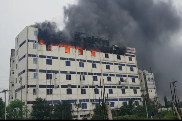 গাজীপুরে পুড়ছে মিনিস্টার ফ্রিজ কারখানা