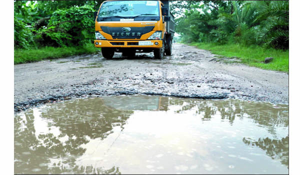 দশ বছরেও সংস্কার না হওয়ায় মৃত্যুফাঁদে পরিণত আবু নাসের হাসপাতাল-বাইপাস লিংক সড়ক