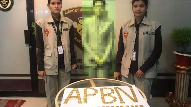 ঢাকা বিমাবন্দরে বেসরকারি বিমানের নারী ক্রু-র শরীরে বাঁধা ৮২টি সোনার বার জব্দ