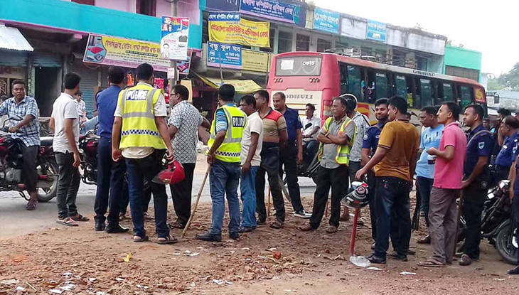 মণিরামপুরে আ’লীগের দু’গ্র“পের ধাওয়া পাল্টা ধাওয়া, ফাঁকা গুলি-বোমাবাজি