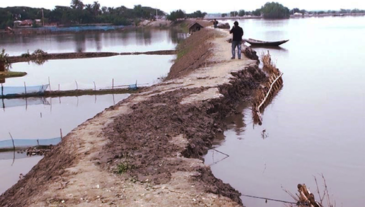 সাতক্ষীরায় ঝুঁকিপূর্ণ আড়াইশ কিলোমিটার বেড়িবাঁধ, আতঙ্কে এলাকাবাসী