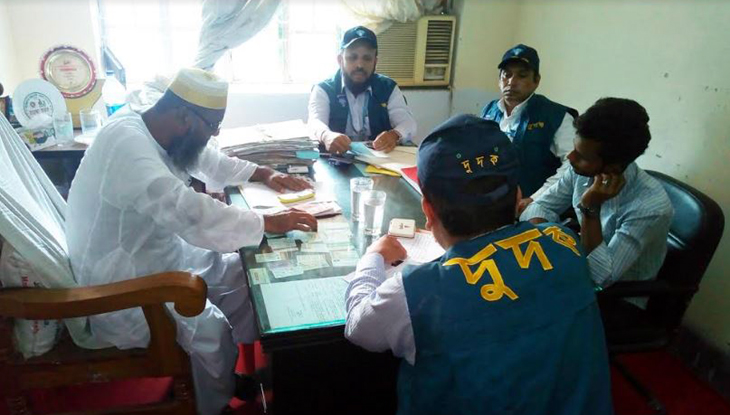 ঝালকাঠির বিআরটিএ ও ডিপিইও অফিসে দুদকের ঝটিকা অভিযান