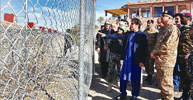 সীমান্তে গিয়ে সেনা সদস্যদের সঙ্গে দেখা করলেন ইমরান খান