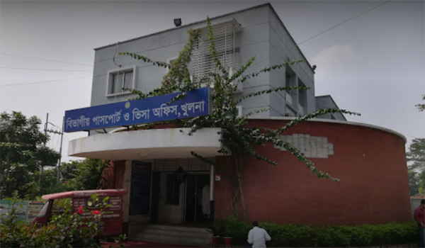 খুলনা বিভাগীয় পাসপোর্ট ও ভিসা অফিসে সার্ভার ত্র“টির কারণে ভোগান্তিতে পড়েছে সাধারণ গ্রাহকরা