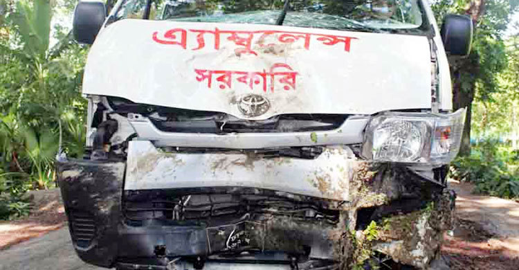এলএমএসএস থেকে চালক, অ্যাম্বুলেন্স নিয়ে খাদে