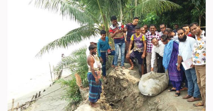 পাইকগাছার ভাঙ্গন কবলিত এলাকায় অস্থায়ী প্রতিরক্ষা কাজের উদ্বোধন