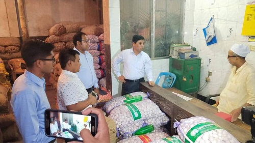 খুলনায় অতিরিক্ত মূল্যে পেঁয়াজ বিক্রির অভিযোগে তিন ব্যবসায়ীকে জরিমানা