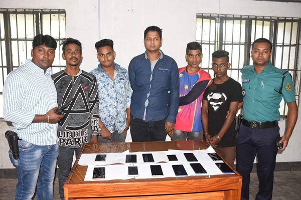 খুলনা নগরীতে মোবাইল ছিনতাই চক্রের ৫ সদস্য আটক