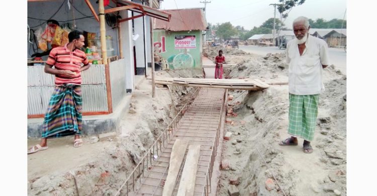 খুলনা-সাতক্ষীরা সড়কে ডুমুরিয়ায় অবৈধ স্থাপনা বহাল রেখেই তৈরি করা হচ্ছে ড্রেন!