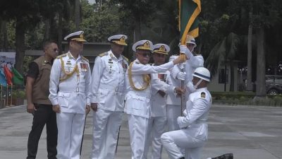 খুলনার নৌঘাঁটি বানৌজা তিতুমীর’কে ন্যাশনাল স্ট্যান্ডার্ড প্রদান করলেন রাষ্ট্রপতি মোঃ আব্দুল হামিদ