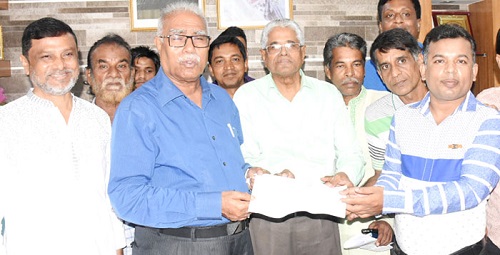 রোপনকৃত গাছ রক্ষনাবেক্ষনের দাবী জানিয়ে কেসিসি মেয়র-এর নিকট স্মারকলিপি প্রদান