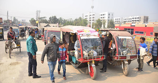 নগরীতে ইজিবাইকের ভাড়া আদায়ে নৈরাজ্য : যাত্রী সাধারণের ক্ষোভ