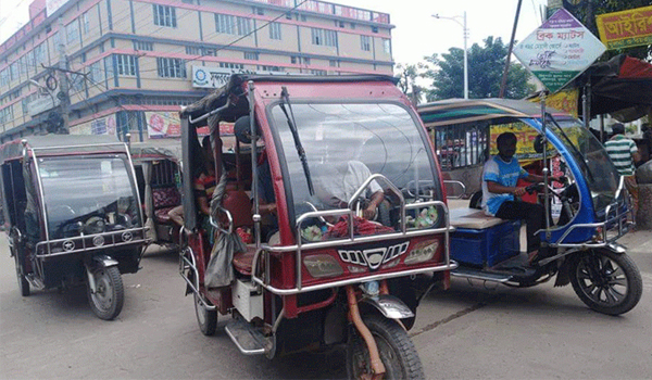 নগরীতে সবুজ রঙ ও ডানপাশ বন্ধের নির্দেশনা মানছে না চালকরা