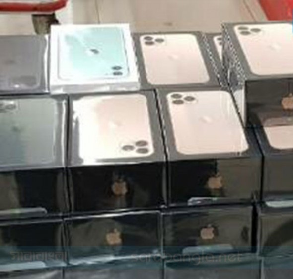 শাহজালাল বিমানবন্দরে কোটি টাকার আইফোন জব্দ