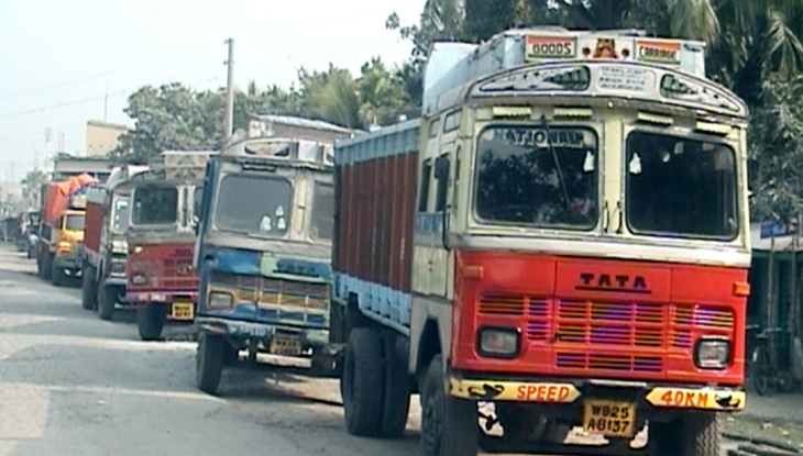 ভোমরা বন্দর দিয়ে এলো ৭০ ট্রাক পেঁয়াজ