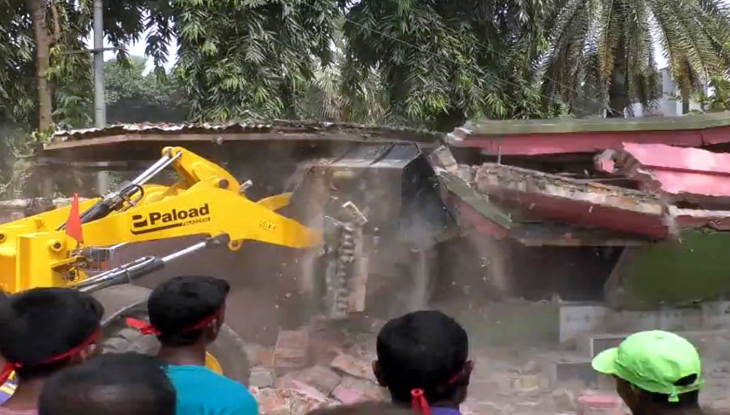 সওজের অভিযানে সাতক্ষীরায় গুঁড়িয়ে দেওয়া হলো অবৈধ স্থাপনা