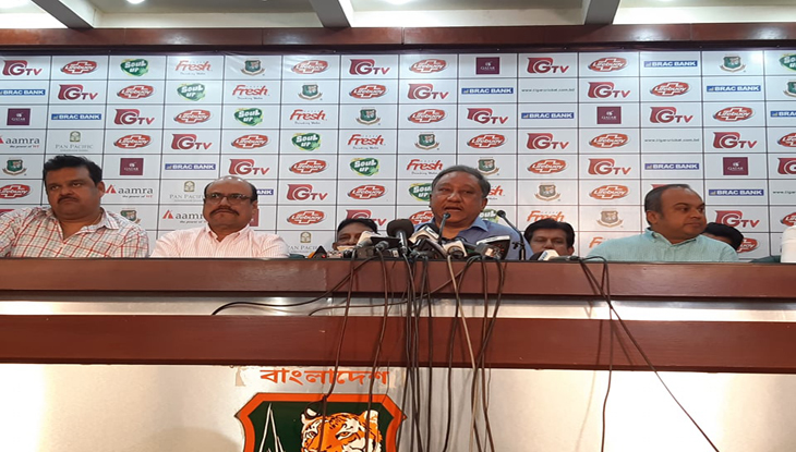 প্রধানমন্ত্রী ক্রিকেটারদের বাচ্চাদের নিয়ে খেলা করেন, তারা আর কী সুবিধা চায়?