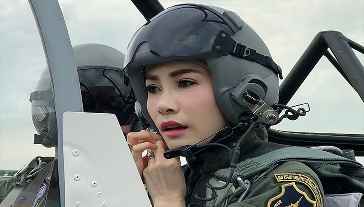 নিজেকে রানির সমকক্ষ ভাবায় সুন্দরী রাজসঙ্গীকে প্রত্যাহার