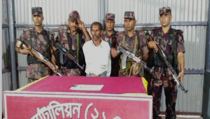 বিপুল পরিমাণ স্বর্ণের বারসহ ভারতীয় নাগরিক আটক