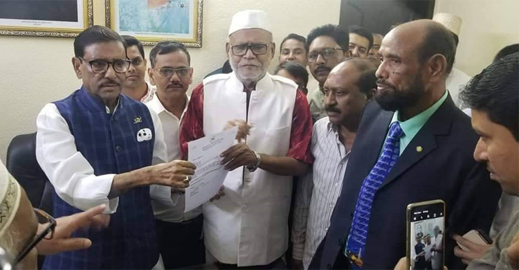 কাদেরই চিঠি তুলে দিলেন জয়নাল হাজারীর হাতে