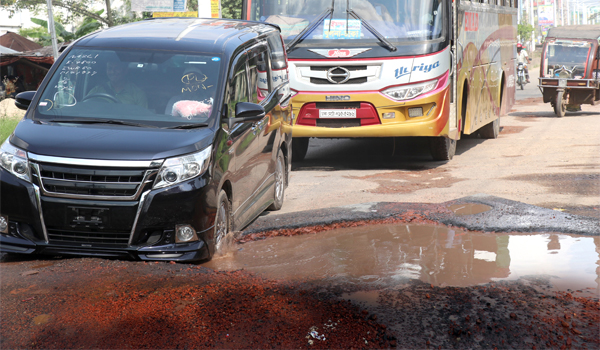 বেহাল দশা মুজগুন্নী মহাসড়কের গর্ত রূপ নিয়েছে খানা-খন্দে