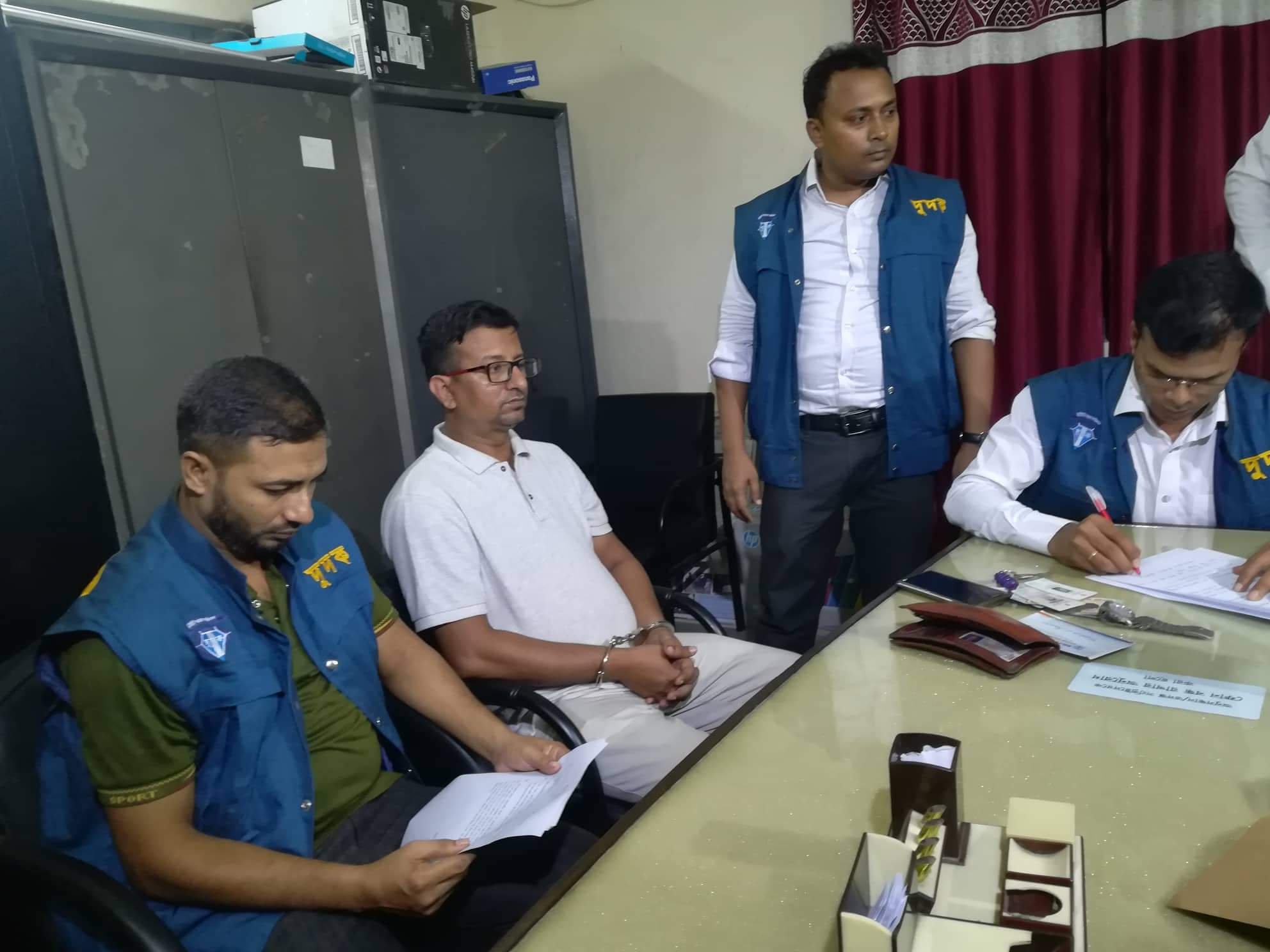 খুলনায় অর্থ আত্মসাতের অভিযোগে বরখাস্তকৃত সহকারী কর কমিশনার মেজবাহ উদ্দিনকে গ্রেপ্তার করেছে দুদক