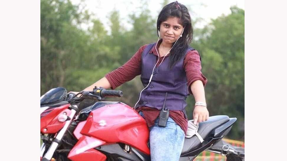 সাংবাদিক পরিচয়ে মোটরসাইকেল হাঁকিয়ে তরুণীর মাদক ব্যবসা
