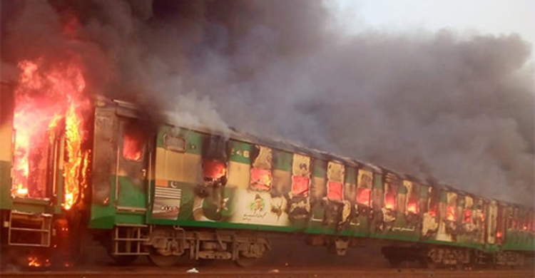 পাকিস্তানে চলন্ত ট্রেনে সিলিন্ডার বিস্ফোরণ, নিহত ৬২