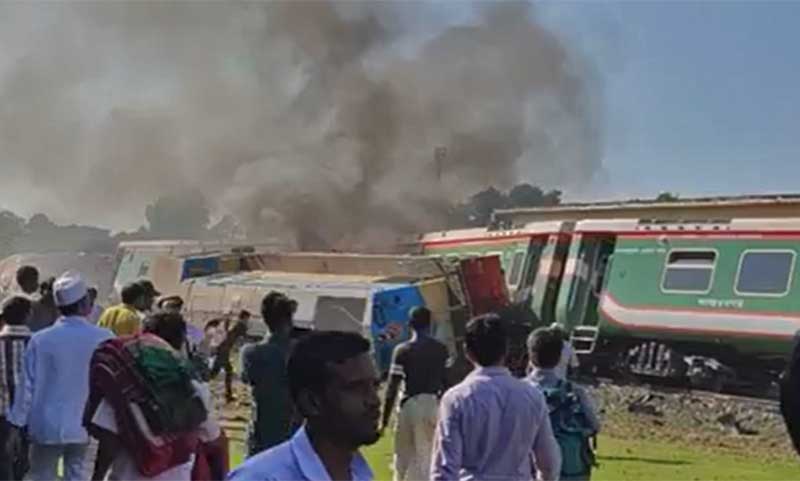 রংপুর এক্সপ্রেস লাইনচ্যুত, ইঞ্জিনে আগুন