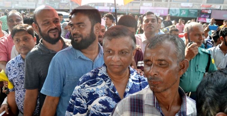 লাইনে দাঁড়িয়ে ৪৫ টাকার পেঁয়াজ কিনলেন মেয়র