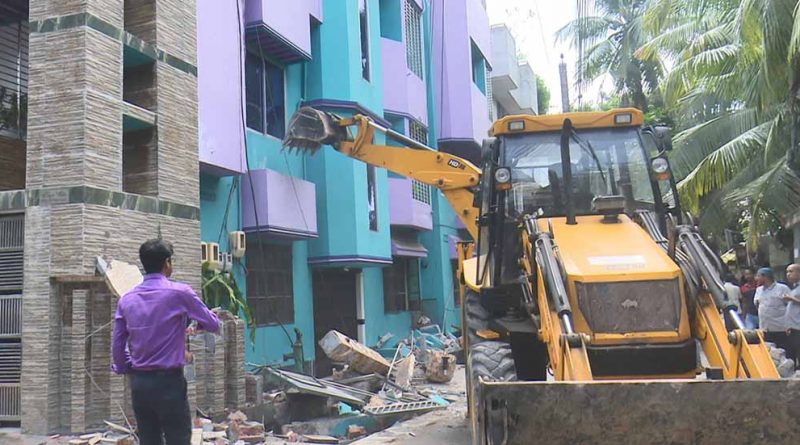 খুলনায় ভাঙা হলো সাবেক এমপি মিজানের বেয়াইয়ের চারতলা ভবন