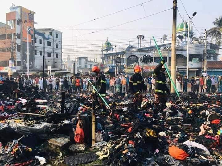 খুলনায় ফেরিঘাট মোড়ে আগুনে পুড়লো কাপড়ের ৩৫ দোকান