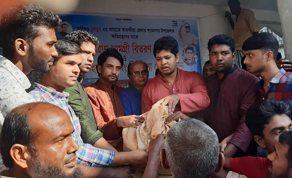 বুলবুলে ক্ষতিগ্রস্থ পরিবারের মাঝে শ্যামনগরে ছাত্রলীগের ত্রাণ বিতরণ