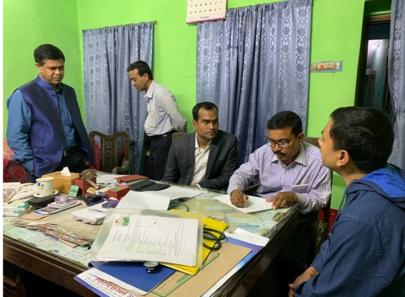 গরীব রোগীদের সরকারি হাসপাতালে না পাঠিয়ে বেসরকারি প্রতিষ্ঠানে পাঠালে গ্রাম্য ডাক্তারদের বিরুদ্ধে ব্যবস্থা: সাতক্ষীরা জেলা প্রশাসক