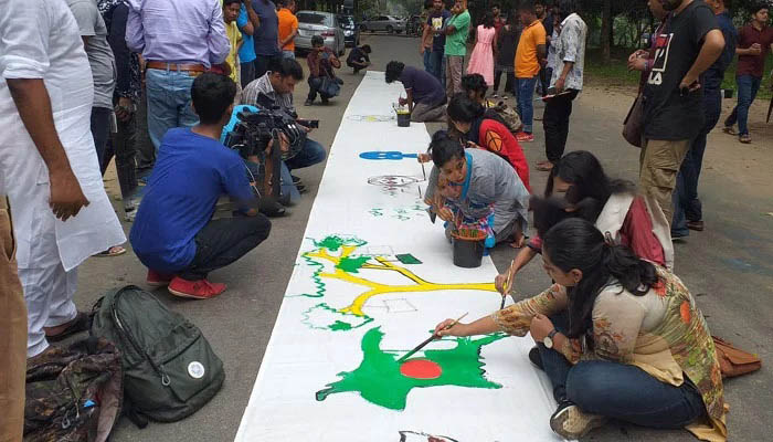 জাবিতে প্রশাসনিক ভবনের সামনে অবস্থান আন্দোলনকারীদের