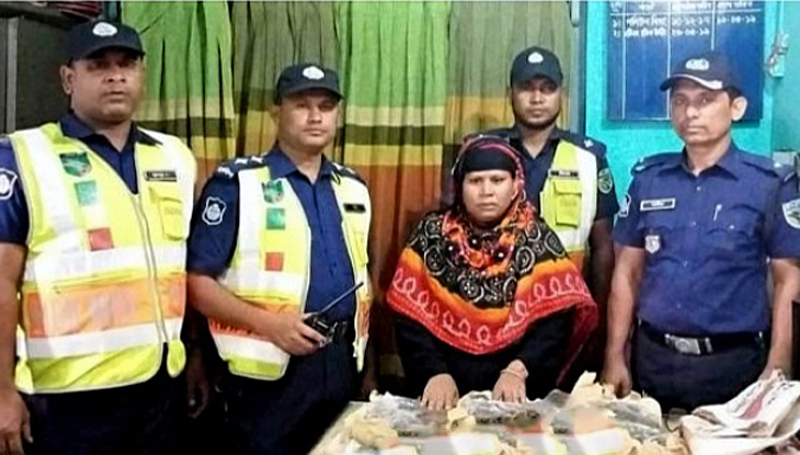 পায়ে গাঁজা লুকিয়েও শেষ রক্ষা হলো না কারবারির