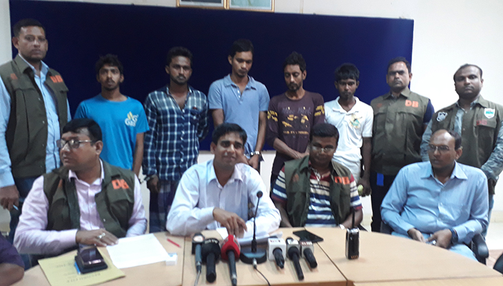 যশোরে ৫ ছিনতাইকারী আটক