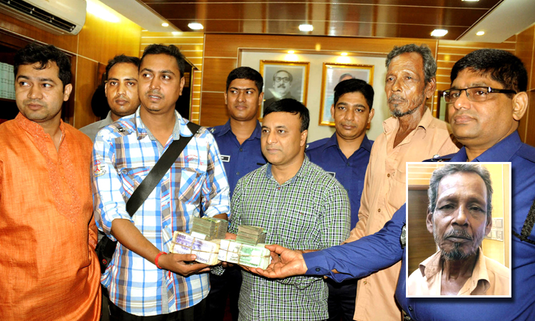 ফেলে যাওয়া ২০ লাখ টাকা ফেরত দিলেন রিকশাচালক