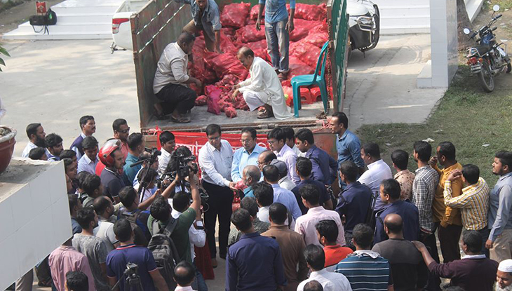 কুষ্টিয়ায় বাজার নিয়ন্ত্রণে টিসিবির পেঁয়াজ বিক্রি শুরু