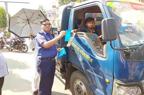 ঝিনাইদহে সড়ক পরিবহনের নতুন আইন সম্পর্কে পুলিশ সুপারের লিফলেট বিতরণ