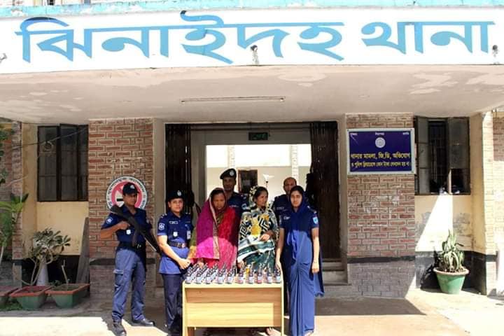 ঝিনাইদহে ফেন্সিডিলসহ দুই নারী মাদক ব্যবসায়ীকে আটক করেছে পুলিশ