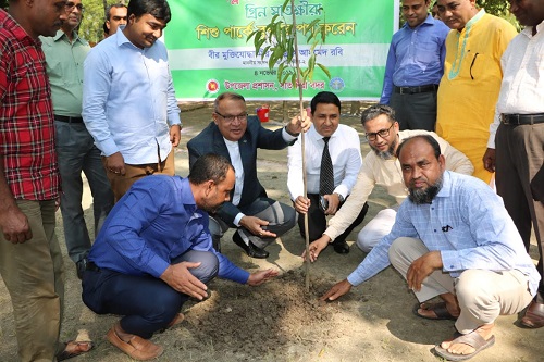 “ক্লিন সাতক্ষীরা, গ্রিন সাতক্ষীরা” বাস্তবায়নে  শিশু পার্কে  বকুল ফুলের চারা রোপণ