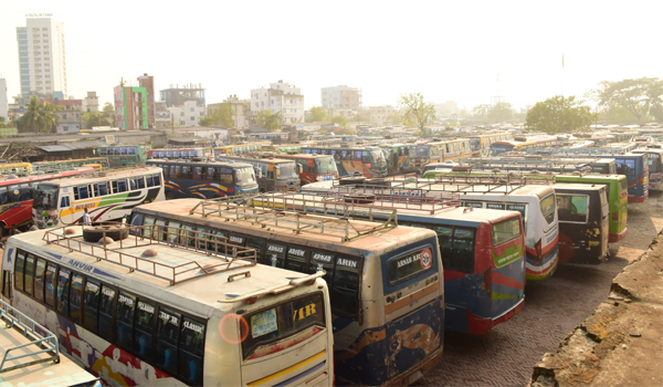 খুলনাসহ দক্ষিণ-পশ্চিমাঞ্চলের ১০ জেলার সকল রুটে বাস চলাচল বন্ধ : ভোগান্তিতে যাত্রীরা
